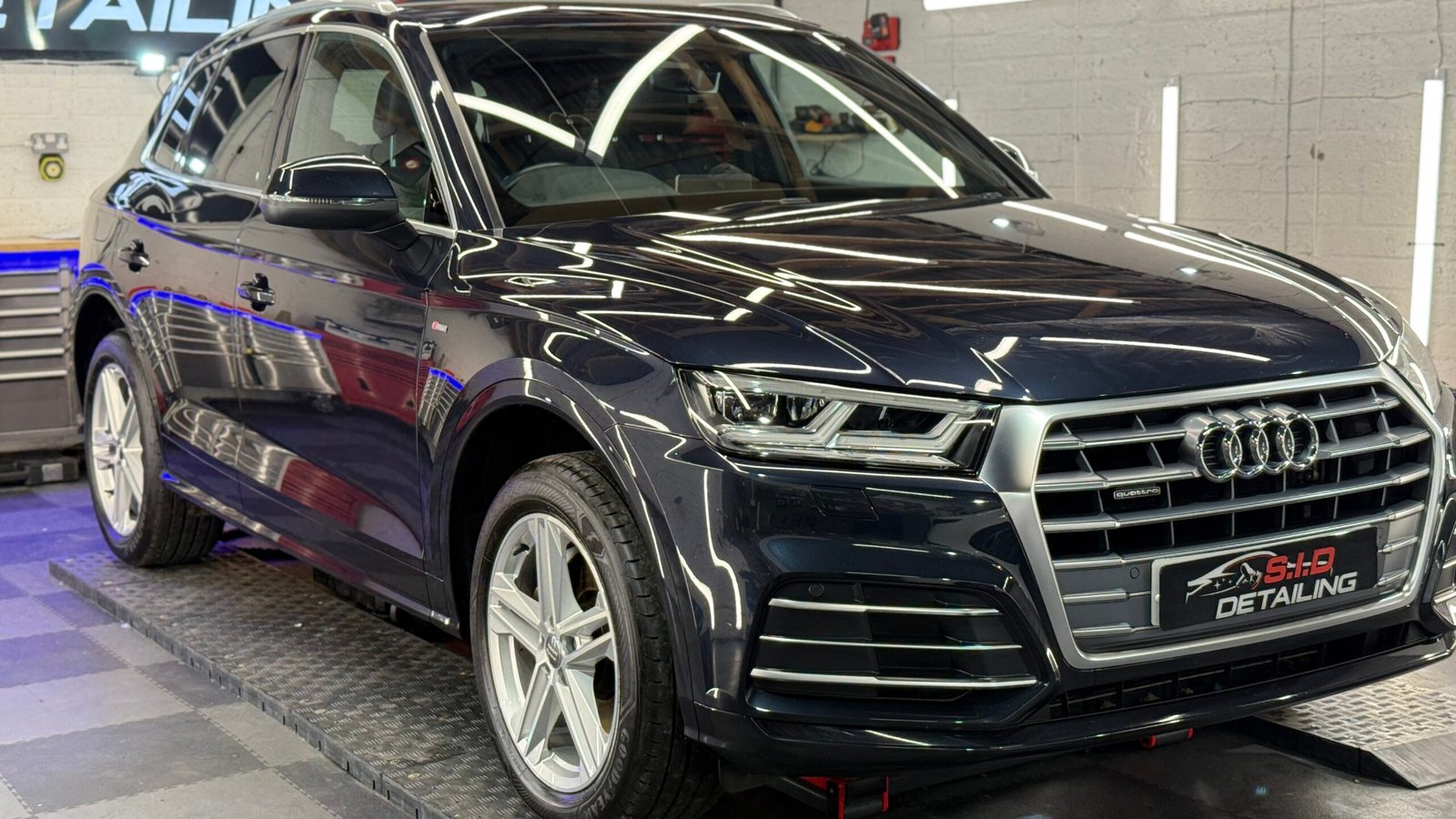 Audi Q5 maintenance wash, car interior detailing uk by sid-detailing.co.uk team
