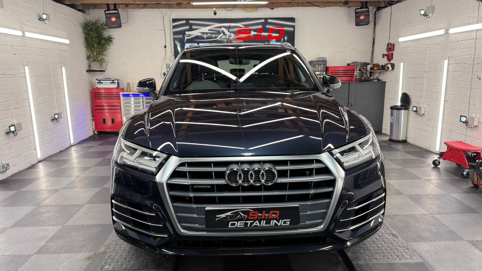 Audi Q5 maintenance wash, car interior detailing uk by sid-detailing.co.uk team